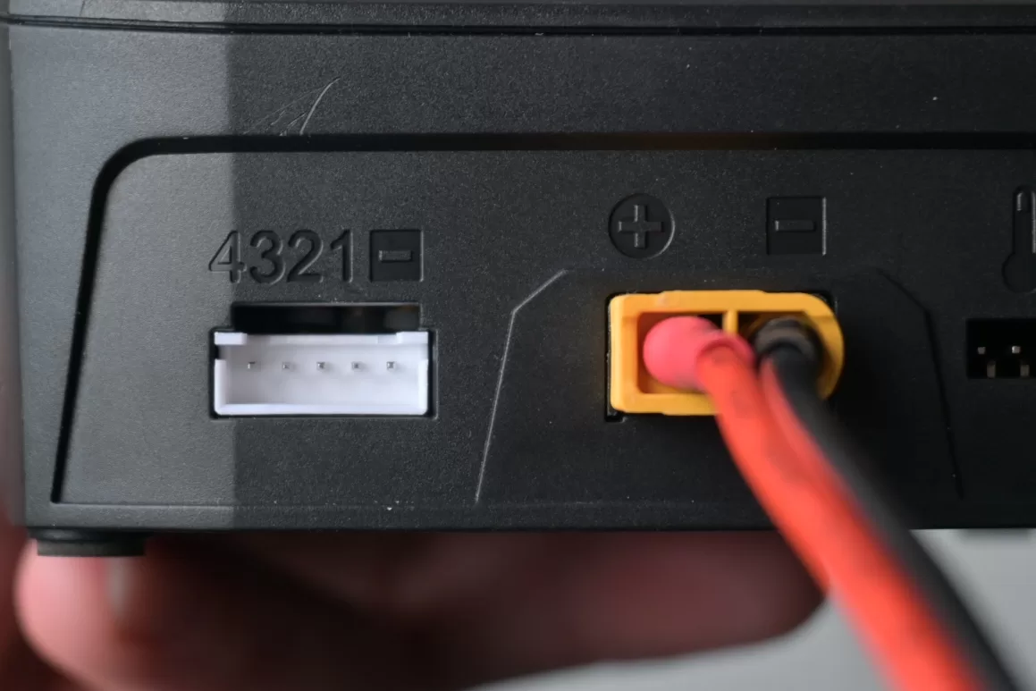 自腹で買って本音レビュー】知識0からRC#4充電器について知る